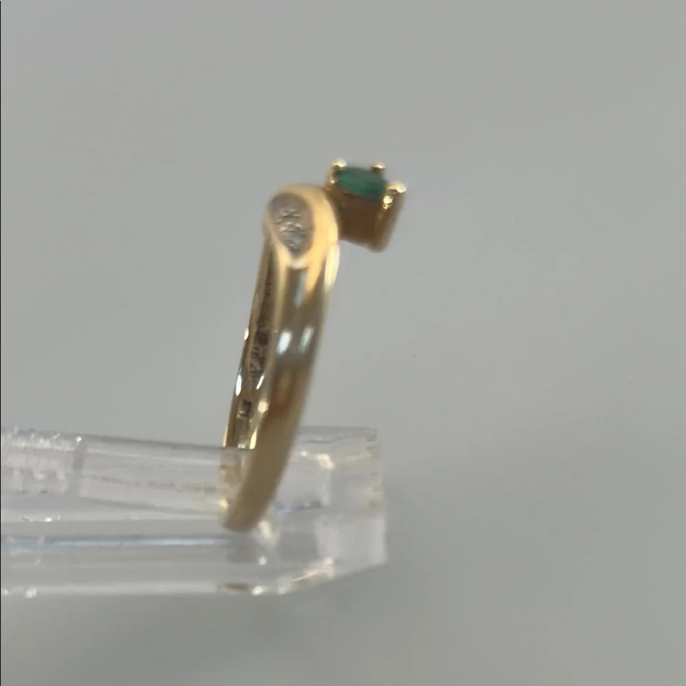 14k real solid gold real  emerald real Diamonds ring